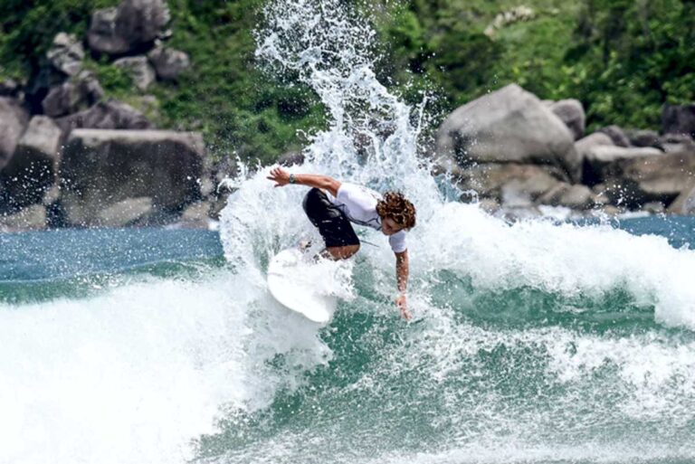 Atletas caiçaras de Ilhabela são premiados no 6º Campeonato de Surf do Bonete (4)