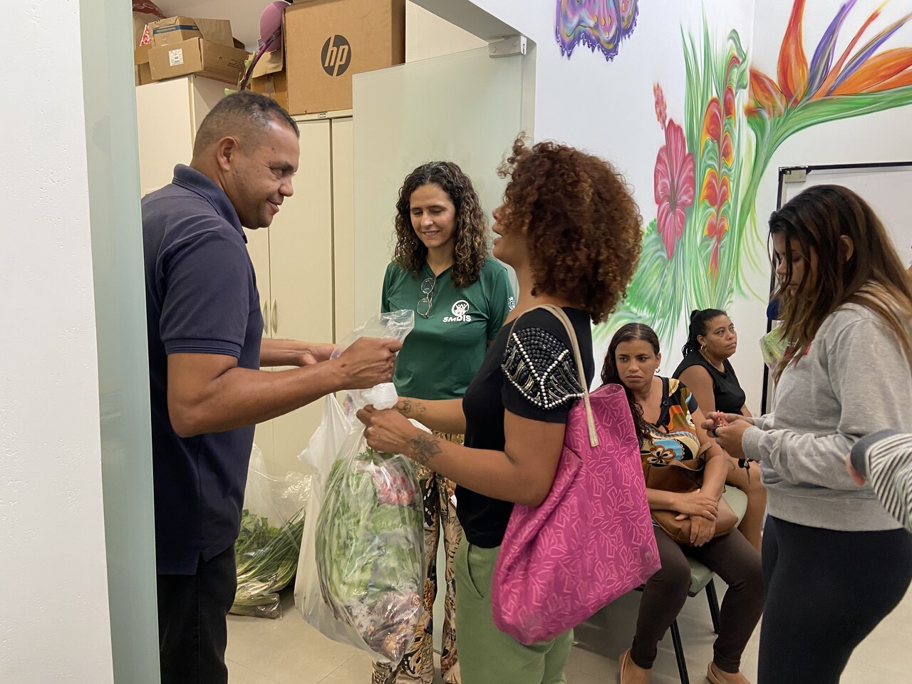 Prefeitura de Ilhabela e Projeto Cesta Verde entregam 1,3 toneladas de alimentos para famílias vulneráveis (4)_Easy-Resize.com (1)
