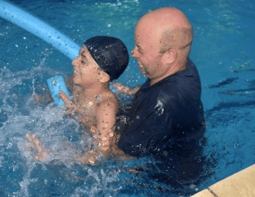 Peixinho Azul –projeto de natação para crianças autistas de Ilhabela é finalista em mostra nacional