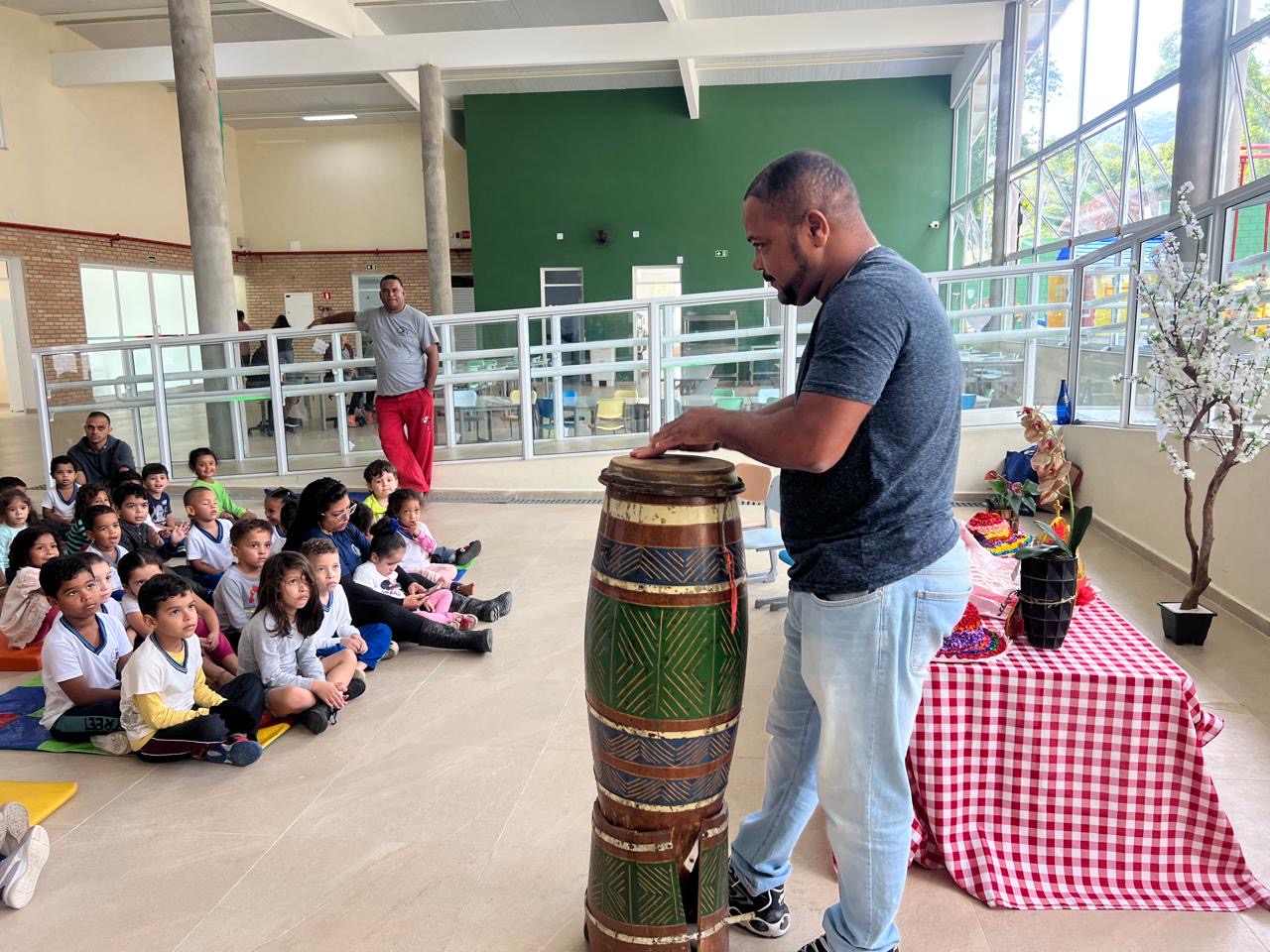 Educação de Ilhabela participa da Semana da Cultura Caiçara com exposições, fandango e valorização das tradições locais
