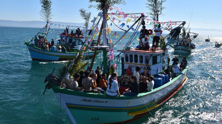 Cortejo no mar e celebração típica mantêm viva tradição centenária da Festa de São Pedro em Ilhabela (4) b