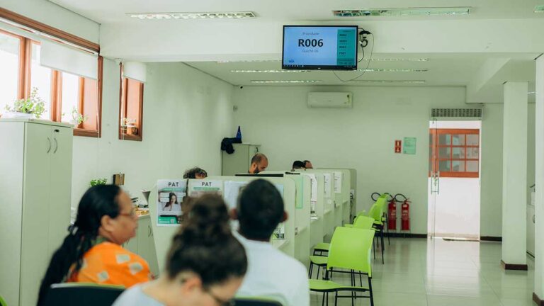 PAT de Ilhabela divulga novas vagas com destaque para setor alimentício e salários de até R 4,7 mil b