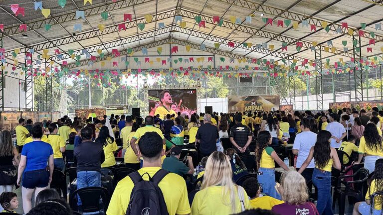 Torcida garantida - Ilhabela transmite jogo do Brasil em dois pontos da cidade neste domingo (5) B
