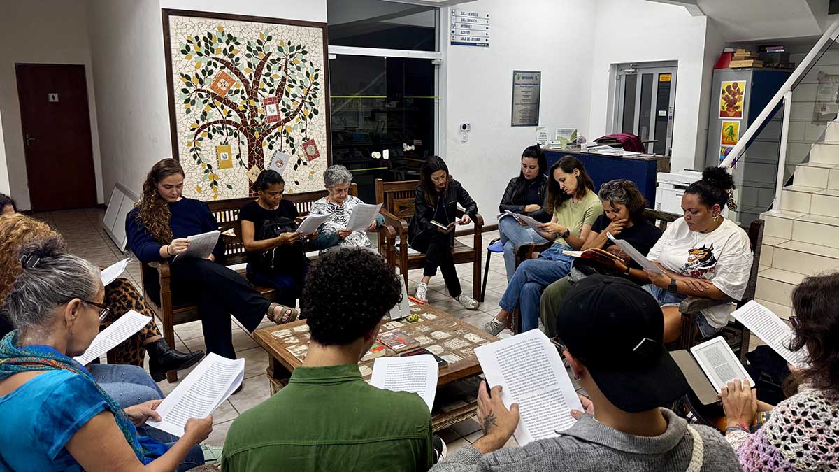 Clubes do livro promovem debate entre leitores de Ilhabela sobre obras de Noemi Jaffe b