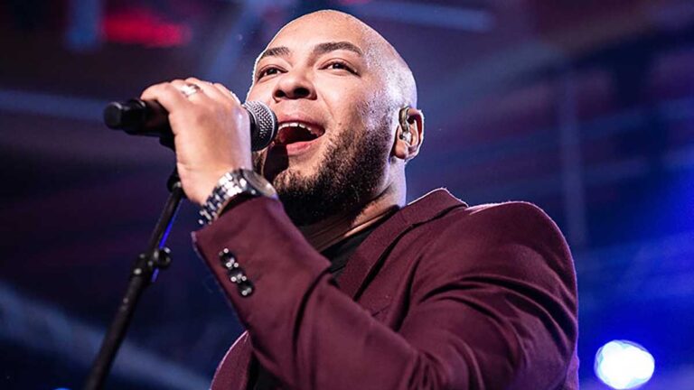 Ton Carfi e apóstolo Estevam Hernandes participam de noite de louvor e fé em Ilhabela - Divulgação Ton Carfi b