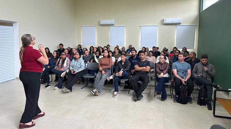 Educação de Ilhabela promove formação para monitores sobre manejo em situações de crise B