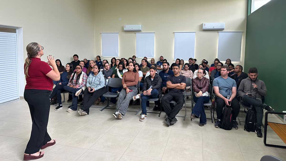 Educação de Ilhabela promove formação para monitores sobre manejo em situações de crise B